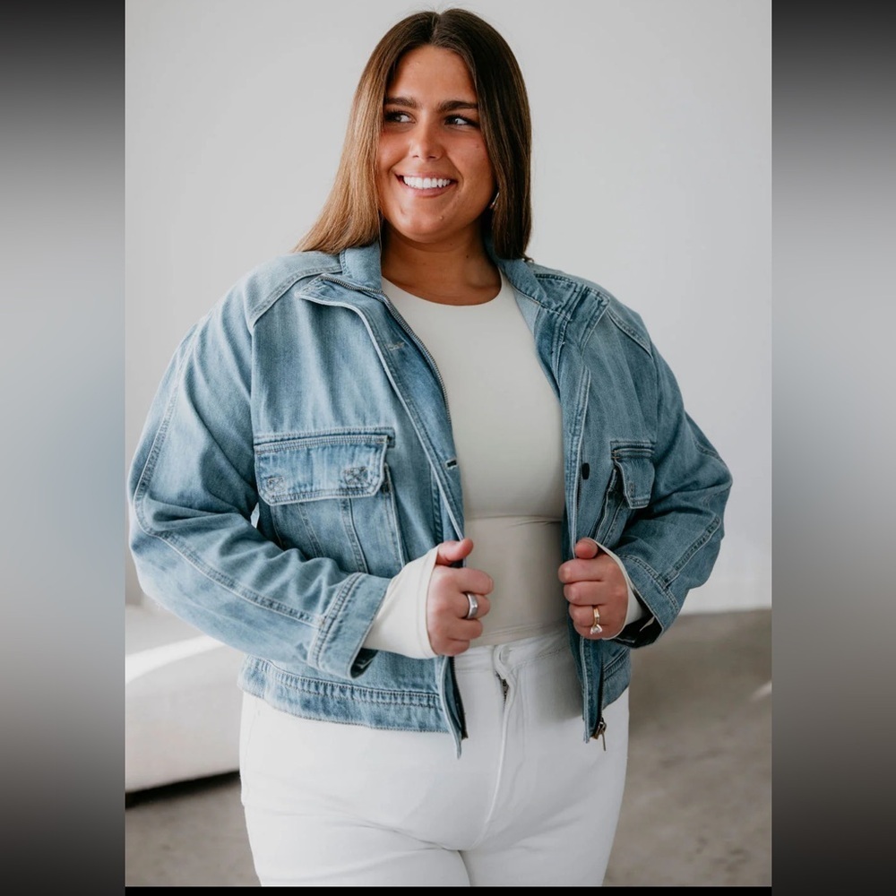 Risen Curvy Denim Jacket Size 2XL Medium Wash Cargo Pockets Zipper Button Front